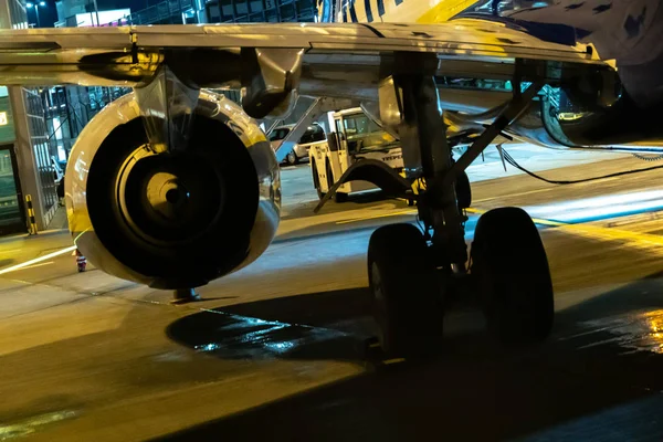 意大利罗马 2018年10月30日 瑞安航空飞机发动机夜间 瑞安航空有限公司是一家爱尔兰低成本航空公司 其主要业务基地位于都柏林和伦敦斯坦斯特德机场 — 图库照片