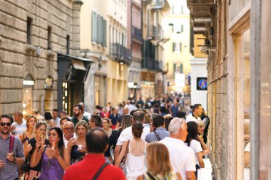 Verona, İtalya - 5 Eylül 2018: Kalabalık yaya sokaklarda Verona'nın şehir merkezi