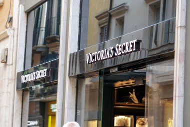 Verona, İtalya - 5 Eylül 2018: Victoria'nın gizli dükkanı. Victoria's Secret bir Amerikalı tasarımcı, üretici ve pazarlamacı kadın sigorta primi iç çamaşırı, kadın giyim ve güzellik ürünleri olduğunu