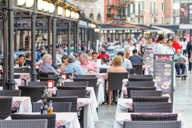 Verona, İtalya - 5 Eylül 2018: İnsanlar tüyler ürpertici out, Restoran ve kafeler dış masalarında