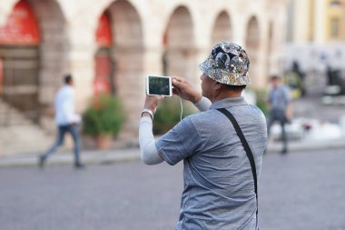 Verona, İtalya - 5 Eylül 2018: Asya turizm ünlü Verona Arena, Piazza sutyen Verona, bir Roman amfitiyatro bir fotoğraf çekici ilk yüzyılda inşa edilmiş. Seçici odak