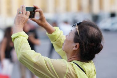 Verona, İtalya - 5 Eylül 2018: Asya turizm ünlü Verona Arena, Piazza sutyen Verona, bir Roman amfitiyatro bir fotoğraf çekici ilk yüzyılda inşa edilmiş. Seçici odak