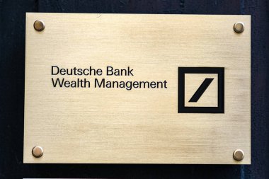 Verona, İtalya - 5 Eylül 2018: Deutsche Bank varlık yönetimi Metal tabak