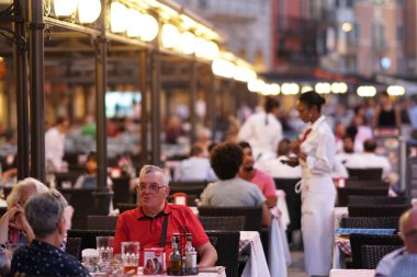 Verona, İtalya - 5 Eylül 2018: İnsanlar tüyler ürpertici out, Restoran ve kafeler dış masalarında
