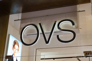Verona, İtalya - 5 Eylül 2018: Oviesse mağaza. OVS ilk İtalyan giyim pazarında sıralama önde gelen İtalyan moda perakendecisi olduğunu