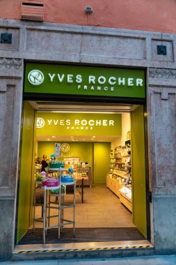 Verona, İtalya - 5 Eylül 2018: Yves Rocher dükkanı. Yves Rocher olduğu bir dünya çapında kozmetik ve güzellik markası, Fransa'da 1959 yılında kurulan. Şirket beş kıtada 88 ülkede mevcuttur