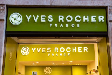 Verona, İtalya - 5 Eylül 2018: Yves Rocher dükkanı. Yves Rocher olduğu bir dünya çapında kozmetik ve güzellik markası, Fransa'da 1959 yılında kurulan. Şirket beş kıtada 88 ülkede mevcuttur