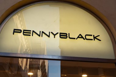 Verona, İtalya - 5 Eylül 2018: Pennyblack tabela mağaza, Max Mara Fashion grubun bir İtalyan moda markası parçası
