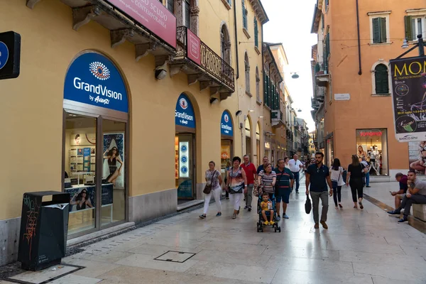 Verona Italia Septiembre 2018 Multitud Caminando Por Una Calle Peatonal — Foto de Stock