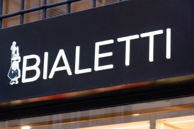 Verona, İtalya - 5 Eylül 2018: Bialetti mağaza. İtalya'da 1919 yılında kurulan şirket, en ünlü moka pot, Ocak-top veya elektrikli kahve makinesi sağlar