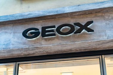 Verona, İtalya - 5 Eylül 2018: Geox mağaza işareti. Geox Ayakkabı ve giyim su geçirmez ve nefes alabilen kumaşlar ile üretilen İtalyan bir markasıdır.