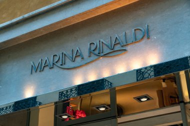 Verona, İtalya - 5 Eylül 2018: Marina Rinaldi mağaza dış. Marina Rinaldi İtalyan Max Mara Fashion grubun Konfeksiyon, artı-size kadın giyim markasıdır.