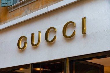 Verona, İtalya - 5 Eylül 2018: Gucci butik. Gucci moda ve deri eşyalar, Fransız holding şirketine Kering ait Gucci Grubu'nun üyesi olan bir İtalyan lüks markasıdır.