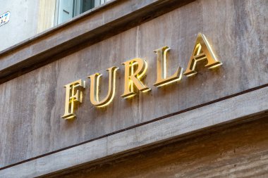 Verona, İtalya - 5 Eylül 2018: Furla mağaza tabela. Furla Furlanetto ailesi tarafından 1927 yılında oluşturulan bir İtalyan lüks şirketidir. Şu anda bir Limited Şirket şirketidir