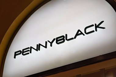 Verona, İtalya - 5 Eylül 2018: Pennyblack tabela mağaza, Max Mara Fashion grubun bir İtalyan moda markası parçası