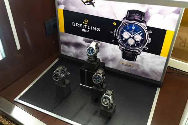 Verona, İtalya - 5 Eylül 2018: Breitling Saat görüntülenen bir mağaza penceresini açın. Breitling Sa kıskandığımuhteşem chronometers havacılar için tasarlanmış için bilinen bir İsviçreli Lüks saatçi olur