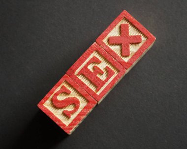 Seks kelimesini siyah arka plan üzerine ahşap zarları kullanma yazılı