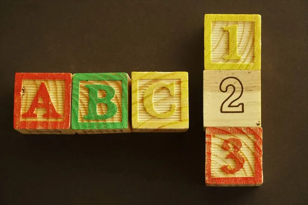 Cubos Madeira Coloridos Representando Números Letras Maiúsculas Formando Abc Três — Fotografia de Stock