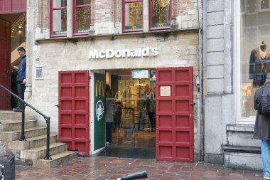 Brussels, Belçika - 23 Aralık 2018: Mcdonald's Restoran tabela. McDonald's önde gelen global fast food zinciri olduğunu ve dünya genelinde birçok ülkede bulunabilir