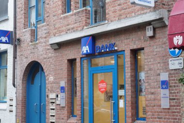 Bruges, Belçika - 23 Aralık 2018: Axa banka Belgien şube dış. Axa banka Belçika Brüksel'bulunan, perakende sağlar Axa grubu bankacılık kol bireyler ve küçük şirketler için bankacılık