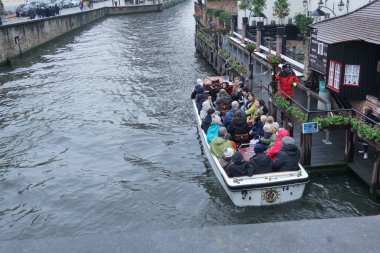 Bruges, Belçika - 23 Aralık 2018: Bir kanal Bruges ve çevresinde bir tur üzerinde yolcu alarak tekne gezisi
