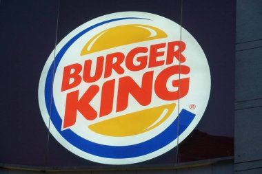 Brussels, Belçika - 24 Aralık 2018: Burger King amblemi. 1953 yılında kurulan, Burger King fast food restoranlar üzerinde 12.000 yerlerde dünya çapında bir zincir olduğunu