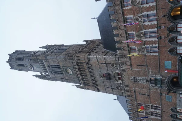 ブルージュ ベルギー 2018 ブルージュ鐘楼 石畳の道 中世の建物によって区別されるウェスト フランデレン州の首都の中心部に中世の鐘楼 — ストック写真