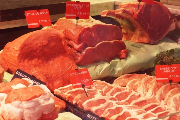 生の肉を肉屋の店の販売のため — ストック写真