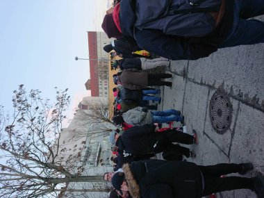 Berlin, Almanya - 11 Şubat 2019: Union Berlin futbol kulübü taraftarları iki gün önce Stahlheimer Strae, Prenzlauer Berg Netto süpermarket dalında park yerinde bıçaklanmış bir genç fan yas