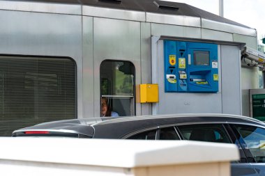 Graz, Avusturya - 6 Eylül 2018: kabine çalışan ücretli Toplayıcı
