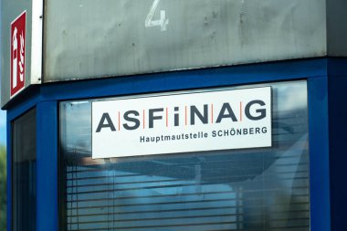 Graz, Avusturya - 6 Eylül 2018: ASFINAG işareti. ASFINAG hangi planları, mali, oluşturur, tutar ve Avusturya autobahns için geçiş ücretleri toplar bir Avusturyalı kamuya ait olan kuruluştur