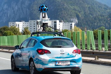 Graz, Avusturya - 6 Eylül 2018: seçme Google Maps ve Google Earth dünyanın birçok sokaklarda konumlardan etkileşimli panoramalar sağlar Google Street View araç teknolojisi