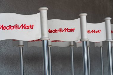 Graz, Avusturya - 6 Eylül 2018: Mediamarkt mağaza bayrakları. Alman zinciri ile çok sayıda şube satış tüketici elektronik Mağazalar, Media Markt Avrupa'nın en büyük perakendeci tüketici elektroniği