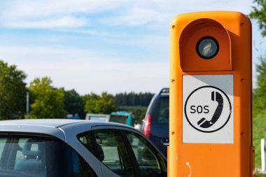 Graz, Avusturya - 6 Eylül 2018: Sos acil telefon kulübesi boyunca autobahn, otoyol