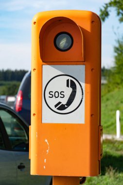 Graz, Avusturya - 6 Eylül 2018: Sos acil telefon kulübesi boyunca autobahn, otoyol