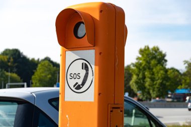 Graz, Avusturya - 6 Eylül 2018: Sos acil telefon kulübesi boyunca autobahn, otoyol