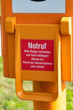 Sos acil telefon kulübesi, Almanca bir metnin acil arama detayını lütfen kapağı kaldırın ve düğmesine basın. Acil araba sigortacı kendisi duyurdu kadar bekleyin