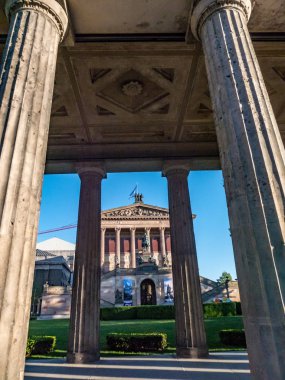 Berlin, Almanya - 8 Mayıs 2018: Dış Alte Nationalgalerie (eski National Gallery), neoklasik, romantik, Biedermeier, empresyonist ve Modernist sanat topluluğu gösterilen Sanat Galerisi