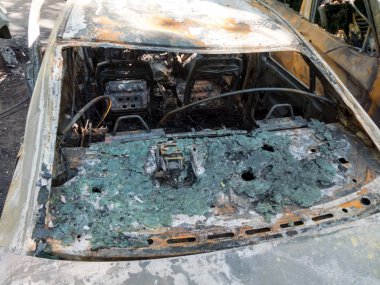 Terk edilmiş araba hasarlı ve yanmış