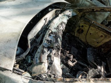 Terk edilmiş araba hasarlı ve yanmış