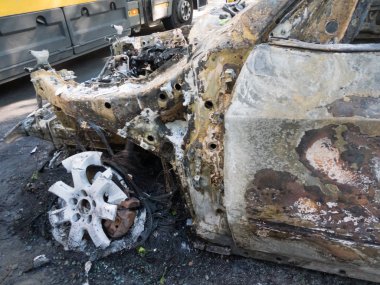 Terk edilmiş araba hasarlı ve yanmış