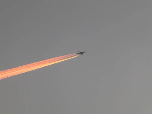 斜めジェット平面トレース 飛行機トレース 飛行機雲 蒸気のたなびき 飛行機雲と灰色の曇り空の背景 コピー スペース — ストック写真
