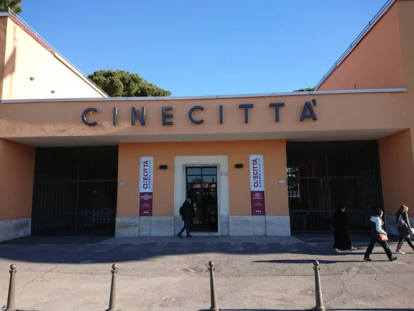 ローマ イタリア 2019 ヨーロッパで最大の映画スタジオ Cinecitt スタジオの入り口にはイタリア映画のハブと見なされます スタジオはファシスト党時代の間に建設されました — ストック写真