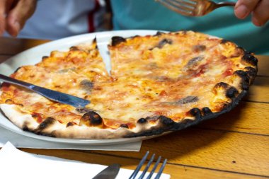 İtalyan pizza mozzarella ve domates