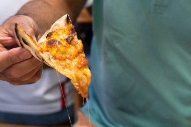 İtalyan pizza mozzarella ve domates