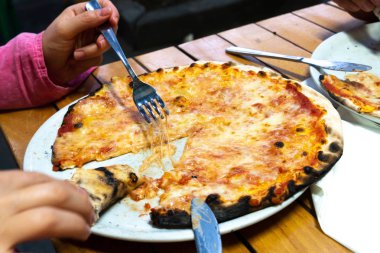 Geleneksel bir İtalyan pizza yemek. Seçici odak