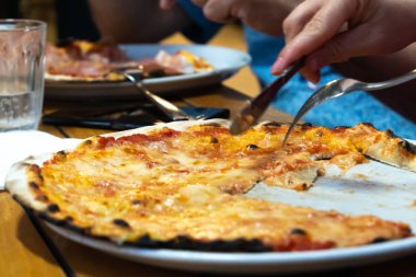 Geleneksel bir İtalyan pizza yemek. Seçici odak