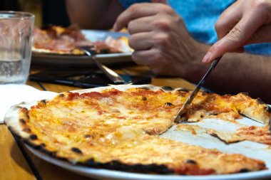 Geleneksel bir İtalyan pizza yemek. Seçici odak