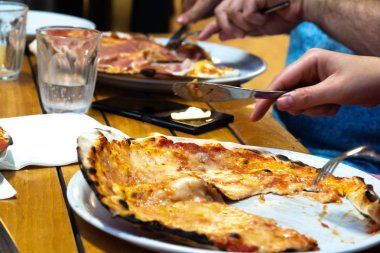 Geleneksel bir İtalyan pizza yemek. Seçici odak