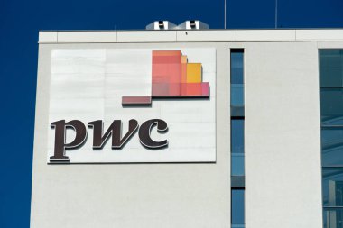 Berlin, Almanya - 15 Ağustos 2018 yılına: Pwc işareti bir bina dışında. PricewaterhouseCoopers, dünyanın ikinci en büyük profesyonel hizmet firması bir çok uluslu profesyonel hizmetler ağ olduğunu